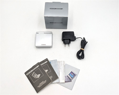 Gameboy Advance SP - Model AGS-001 - Platinum - I Original Kasse - Konsol - SNR XEF12055643 (B Grade) (Genbrug)